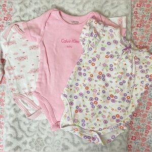 🛍 4 for $30 - 3 onesies 0-3m